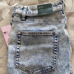⭐️ NWT⭐️ Wild Fable distressed mom jeans, size 10